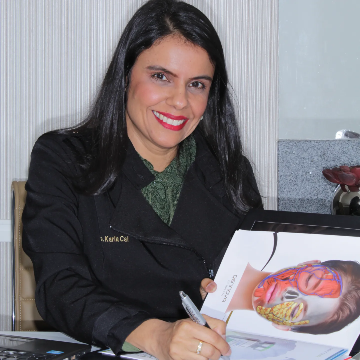 Dra. Karla Cal em seu consultório